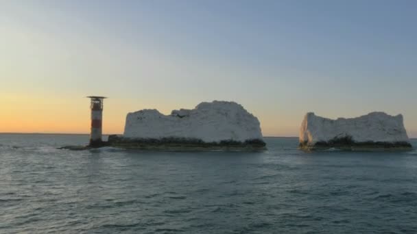 Gün batımında Isle of Wight iğneler kıyı şeridi — Stok video