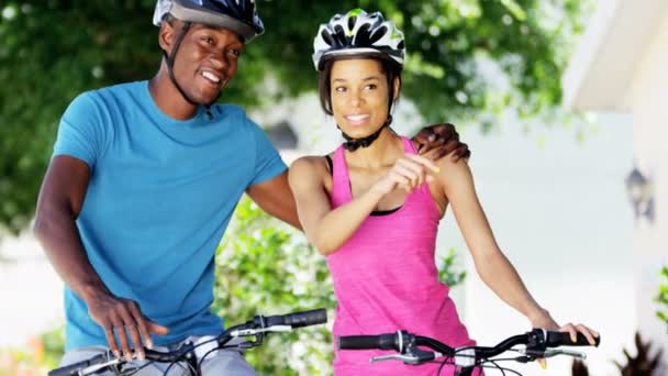 Couple va faire du vélo dans le parc — Video