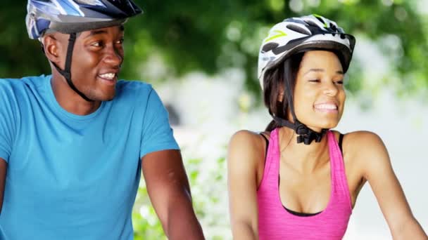 Casal vai andar de bicicleta no parque — Vídeo de Stock