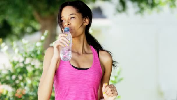 Mujer bebe agua durante el entrenamiento — Vídeos de Stock