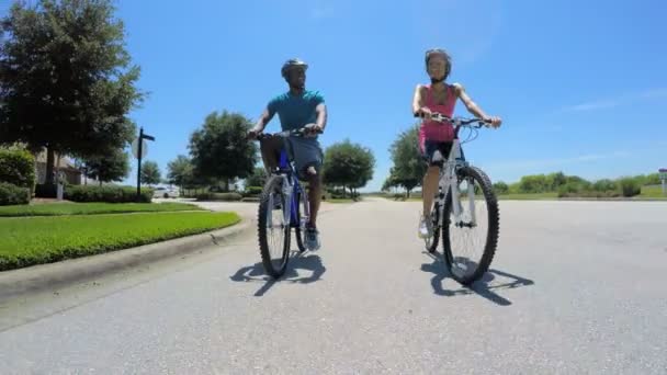 Casal andando de bicicleta no parque — Vídeo de Stock