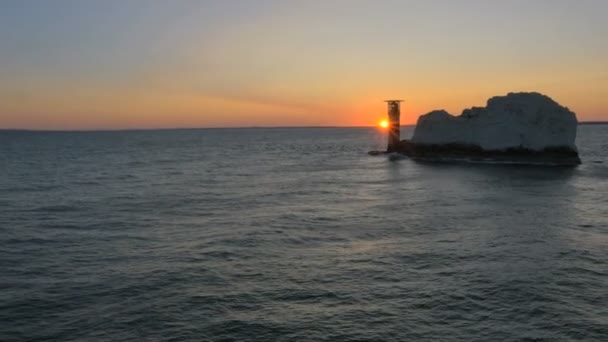 Ilha de Wight Agulhas litoral ao pôr do sol — Vídeo de Stock