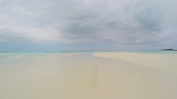 Kumlu plaj ve turkuaz okyanus su — Stok video