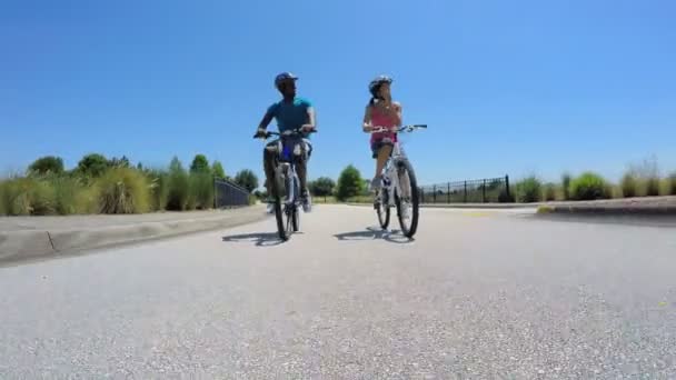 Пара на велосипедах в парке — стоковое видео