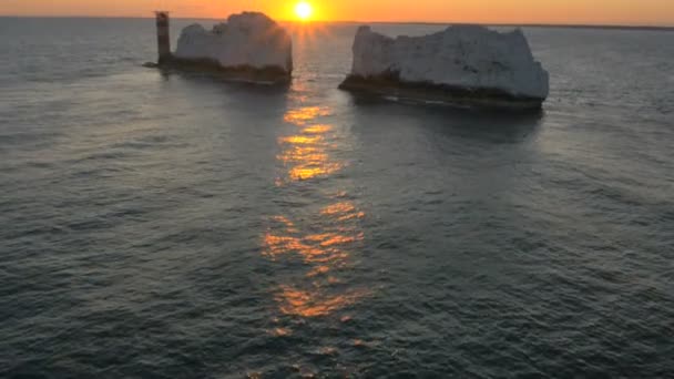 Île de Wight Aiguilles littoral au coucher du soleil — Video