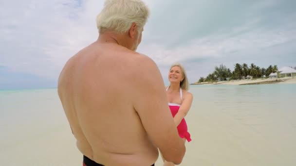 Pareja de ancianos en la playa tropical — Vídeo de stock