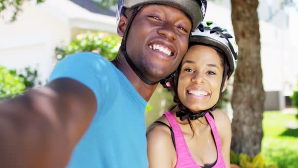 对夫妇以自拍照时骑自行车 — 图库视频影像