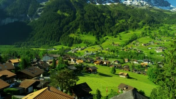 Pueblo de Grindelwald con montaña Eiger — Vídeos de Stock