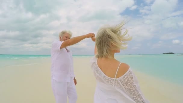 Idosos aposentados na praia tropical — Vídeo de Stock