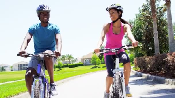 Para, jazda na rowerach w parku — Wideo stockowe