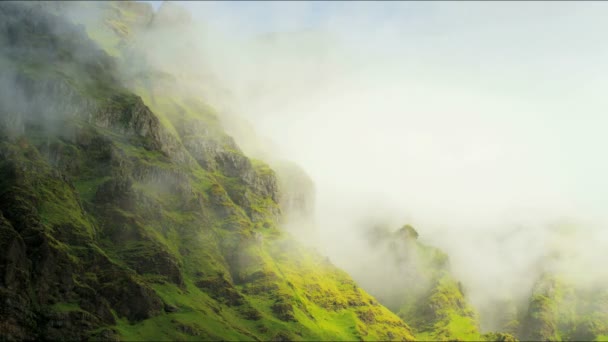 Oblaka mlhy nad horami na Islandu — Stock video