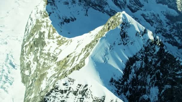 Снігу capped гірські вершини на висоті — стокове відео