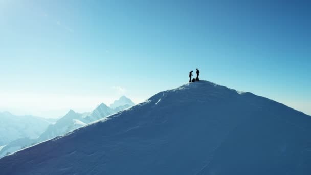 Pico Monch con montañistas en Suiza — Vídeo de stock