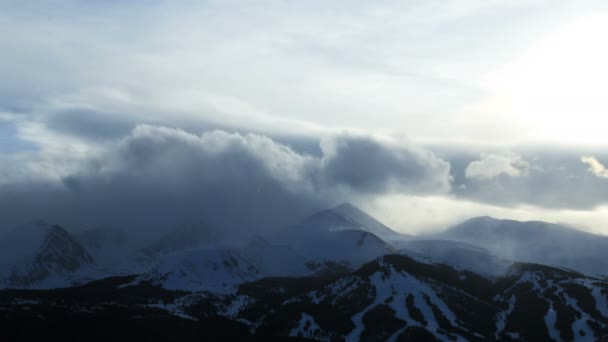 Paisagem nebulosa cênica sobre montanhas de Breckenridge — Vídeo de Stock