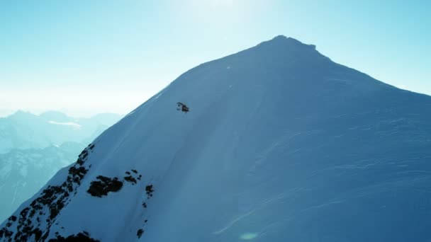 Sneeuw bedekte bergtoppen in Grindelwald — Stockvideo