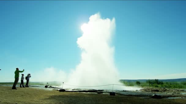 Şofben Strokkur altın daire — Stok video