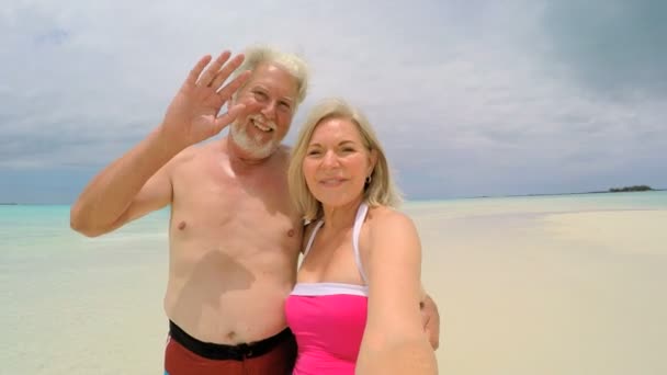 백인 노인 해변에서 selfie를 복용 — 비디오