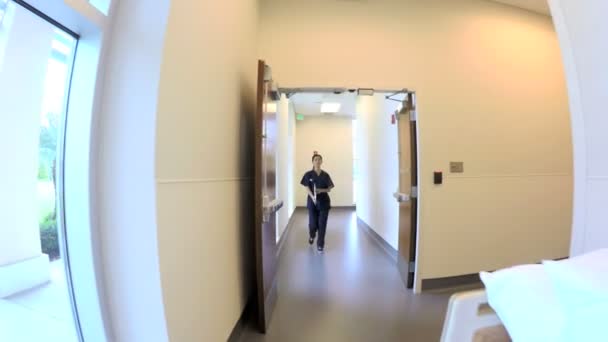 Female nurse greeting team in hospital — Stock Video