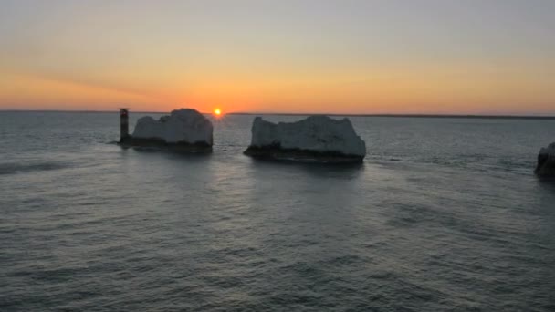 Острів Вайт голки берегової лінії на заході сонця — стокове відео