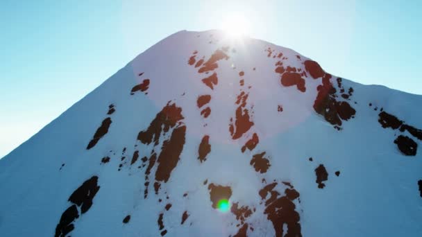 Grindelwaldin lumihuippuiset vuorenhuiput — kuvapankkivideo