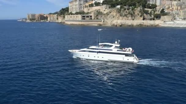 Lyxyacht i havet i Monte Carlo — Stockvideo