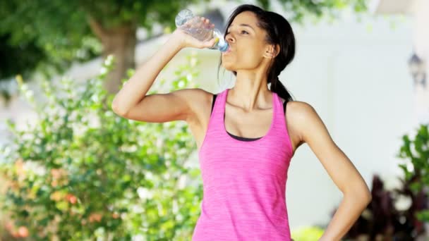 Mujer bebe agua durante el entrenamiento — Vídeos de Stock