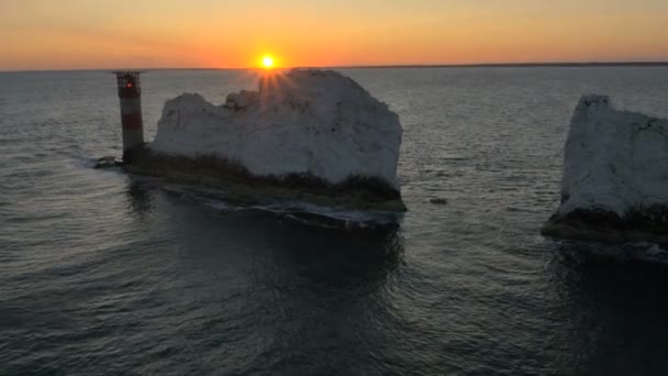 Île de Wight Aiguilles littoral au coucher du soleil — Video