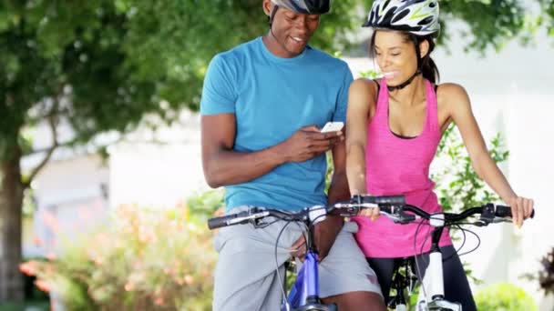 Coppia scattare selfie durante la guida di biciclette — Video Stock