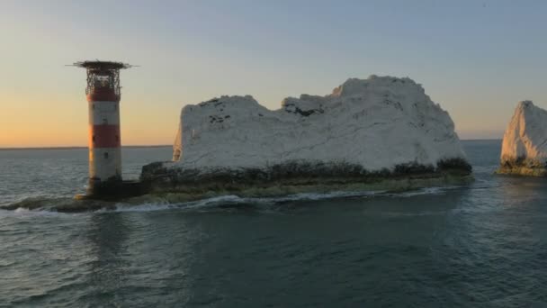 Île de Wight Aiguilles littoral au coucher du soleil — Video