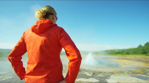 Feminino assistindo calor energia geotérmica — Vídeo de Stock