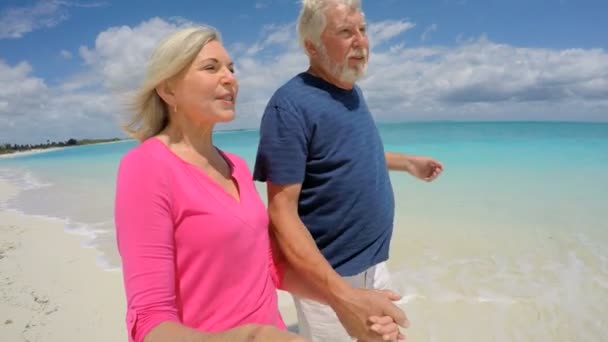 Kaukasische Senioren machen Selfie am Strand — Stockvideo