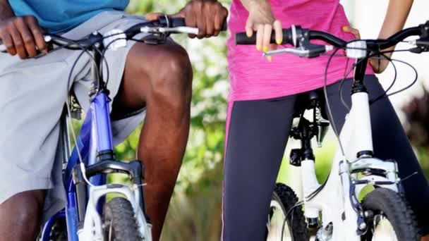 Couple va faire du vélo dans le parc — Video