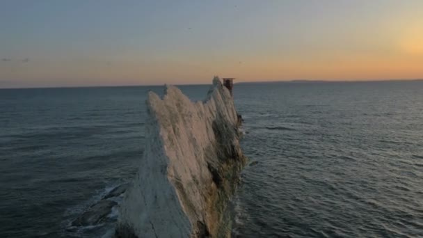 Isla de Wight Agujas costa al atardecer — Vídeos de Stock