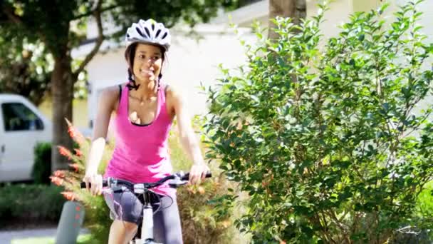 Mujer va a montar su bicicleta — Vídeos de Stock