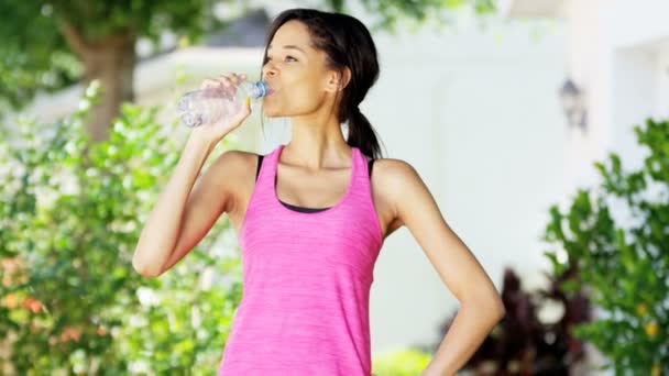 Vrouw dranken water tijdens de training — Stockvideo