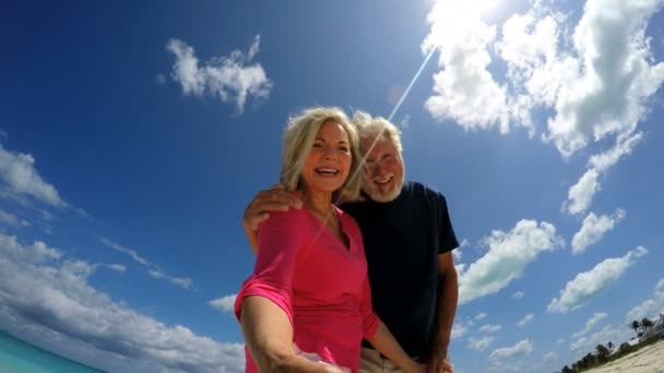 Beyaz yaşlılar selfie kumsalda alarak — Stok video