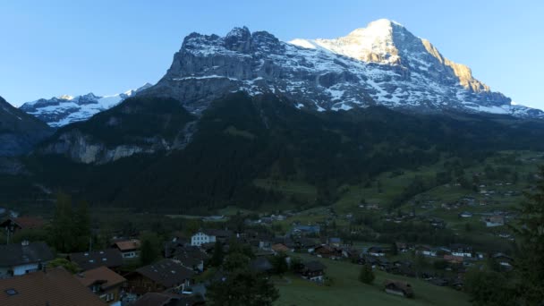 Grindelwald stad met Eiger berg — Stockvideo