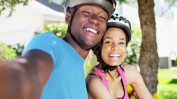 Coppia scattare selfie durante la guida di biciclette — Video Stock