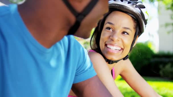 Pareja va a montar en bicicleta en el parque — Vídeos de Stock