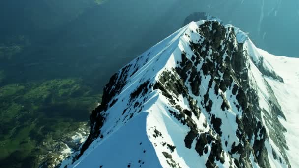 Snow capped bergstoppar i Grindelwald — Stockvideo