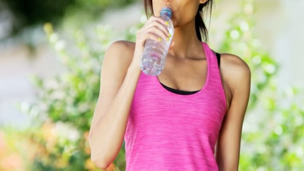 Женщина пьет воду во время тренировки — стоковое видео