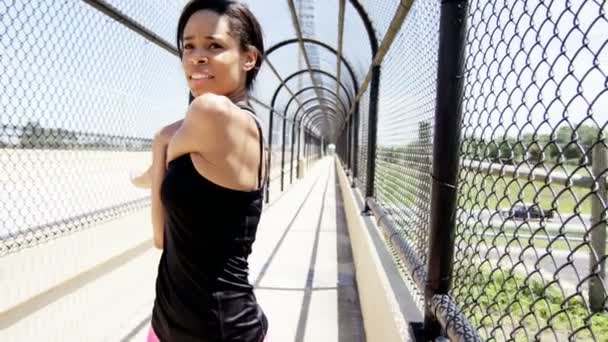 Mulher afro-americana aquecendo antes do treinamento — Vídeo de Stock
