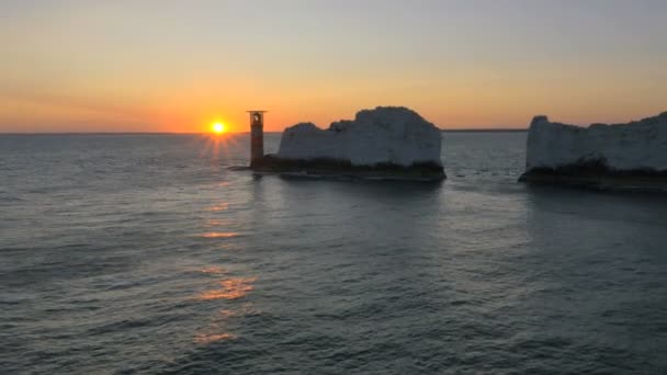 Isla de Wight Agujas costa al atardecer — Vídeos de Stock