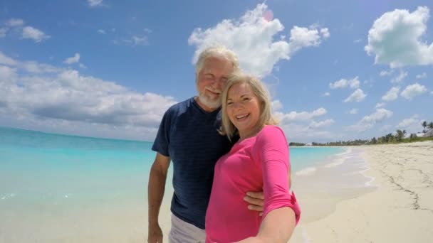 Idosos caucasianos tomando selfie na praia — Vídeo de Stock