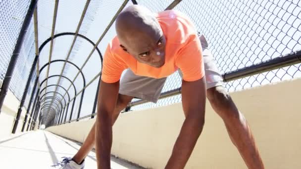 Афроамериканский бегун разогревается перед тренировкой — стоковое видео