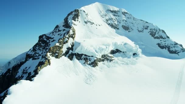 Χιόνι χιονοσκέπαστες κορυφές του βουνού σε Γκρίντεουαλντ — Αρχείο Βίντεο