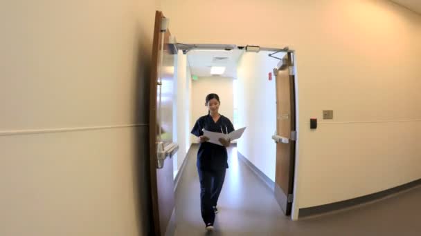 Médico feminino cumprimentando equipe no hospital — Vídeo de Stock