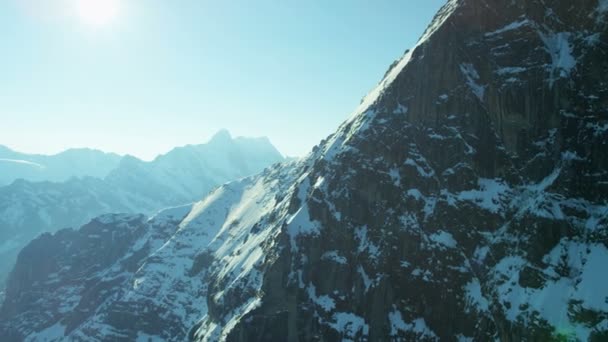 Снігу capped гірські вершини на висоті — стокове відео