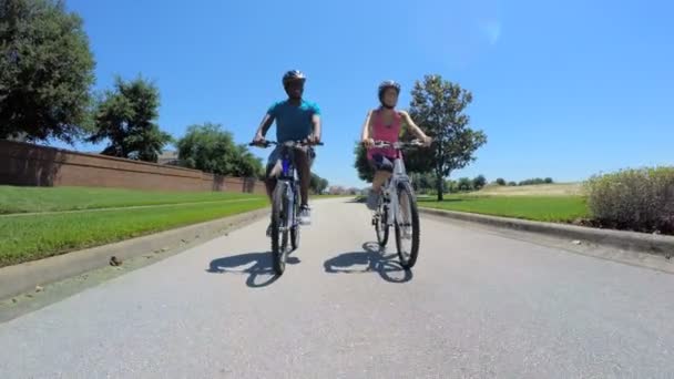 Paar fährt mit Fahrrad im Park — Stockvideo
