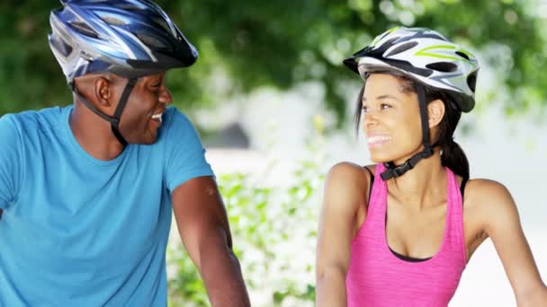 Pareja va a montar en bicicleta en el parque — Vídeos de Stock